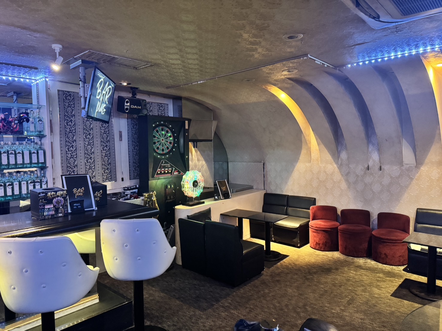 BAR plus 店内ラウンジ