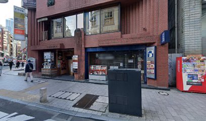 BAR plus が入る建物の外観